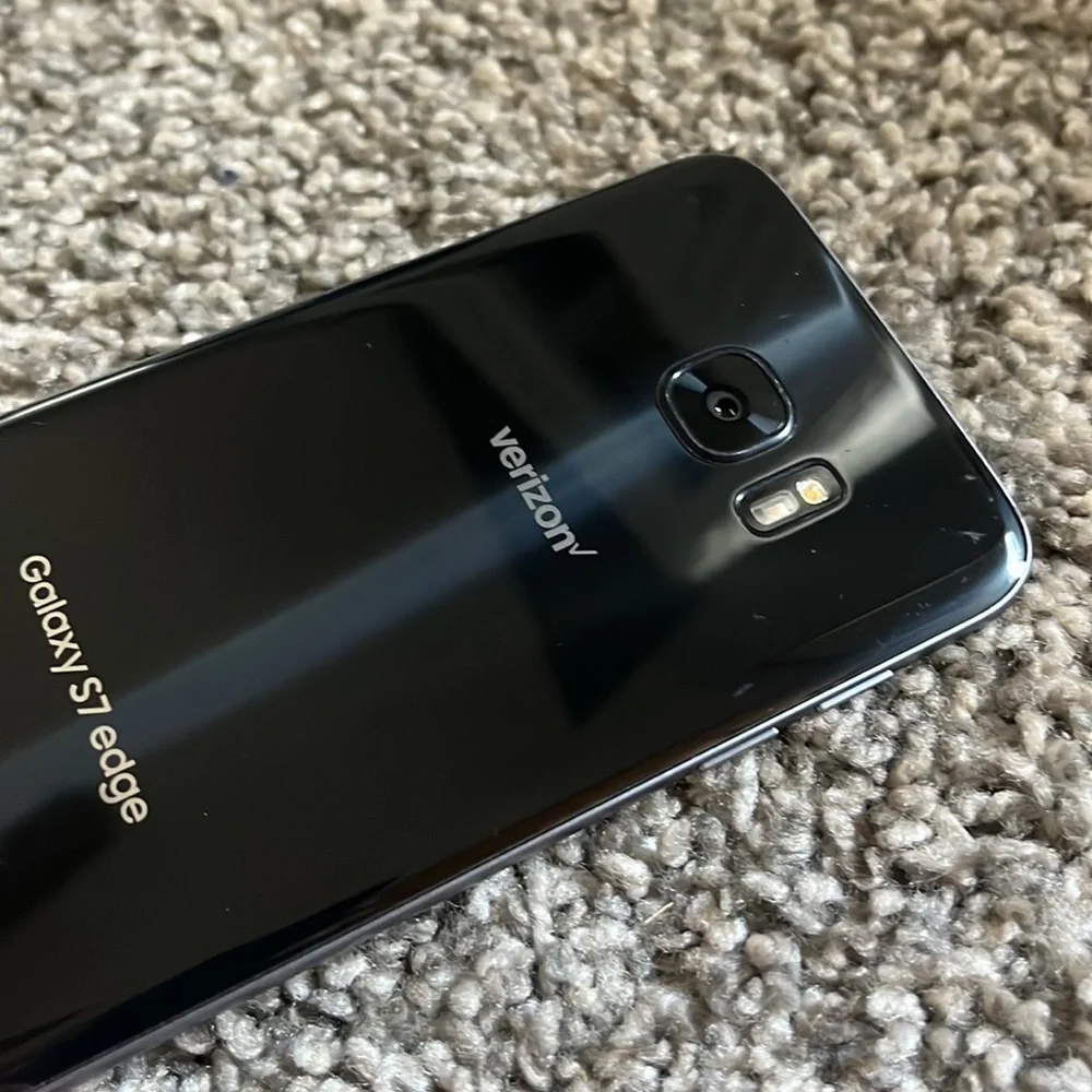 Samsung Galaxy S7 edge (cracked screen)